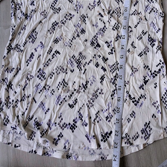 White House Black Market WHBM Womens XS Purple Snakeskin Print V-Neck T-Shirt - Picture 5 of 5